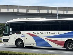 　親切なドライバーさんの成田空港交通のバス。
　今回、梅雨にも拘らず、福岡雨女パワーを全く発揮せず、雨傘いらず。美味しい物も沢山頂き、会いたかった皆さんと会え、食べ、しゃべり、墓参りもでき、日帰りバスツアーにも参加し、旅を満喫できました。また、最後はほっこりとした思いで終われて、良い旅でした。
　最後までお読みいただきありがとうございました。