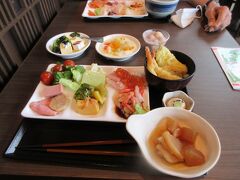 ラビスタ東京ベイの朝食。お刺身の鮮度がよくて驚きました。やはり豊洲市場がすぐ近くにあるので鮮度のよいお刺身が手に入るのでしょう。
食欲旺盛です。旅行をするといつもの倍くらいを食べてしまいます。太ります。