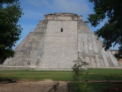 2012年のメキシコ遺跡巡りの旅では、メリダからバスでおよそ１時間半のウシュマル遺跡を訪問しました。