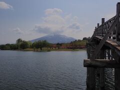 橋がかかる「富士見湖」は青森県最大の貯水湖。
弘前藩主が新田開発のために堤防を築き用水地にしたとされ
湖面に津軽富士を映すことから「富士見湖」と命名されました。

この日は風があって湖面がざわざわ。
湖面に映る「双子の山」は不鮮明。残念。