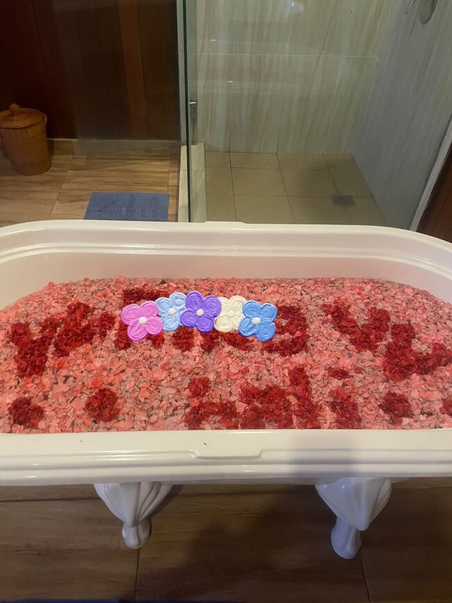 ボディー、フェイシャルの後は、フラワーバス。<br />施術者のウラさんが、私の顔に美容液を浸透させている間に、バスにお花を敷き詰めて、私の名前まで入れてくれました。何て優雅なんでしょう❣️