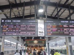 東京駅。以前と比べるとだいぶん人がもどってきた印象です。待合室もそれなりに。