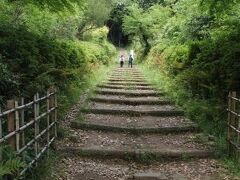 大手道をまっすぐに上がって行き、山頂を目指します。この道は織田信長をはじめ、秀吉など多くの武将が歩いたことでしょう。歴史のロマンを感じます。