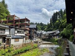 13:10　銀山温泉　着
ここから奥に向かって散策。
お盆だったけど混んでなくて良かった。