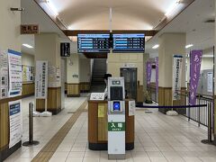 品川駅から新幹線で熱海駅へ、そこから伊豆急行線に乗り継いで合計1.5時間ほどで伊豆熱川駅到着。