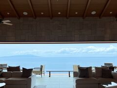 駅から10分ほどで伊豆ホテルリゾート＆スパに到着。ちなみに山道なので車酔いしやすい私は事前に酔い止め薬のみました。箱根や伊豆では必須^^;

わー(*´∀｀*) ロビー素敵すぎます。
こちらでチェックイン。