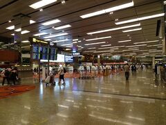 ２台のタクシーで「チャンギ国際空港　ターミナル１」へ。

早朝ですが、結構混んでいますよー。