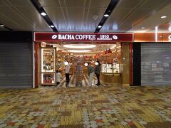 まずは「ＢＡＣＨＡ　ＣＯＦＦＥＥ」でお買い物♪。

こちらのコーヒー、友人から日本人に人気と聞いていたので、買っちゃいます！！。
「ショップス　アット　マリーナベイサンズ」にもありますが、そちらは激混みだったので、空港で♪。
朝早いと、空いています。