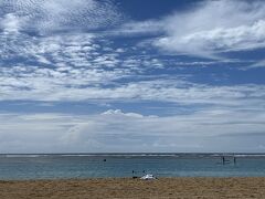 ■アラモアナ ビーチ(Ala Moana Beach)

お腹を満たしたので、再び歩きます。

ホールフーズから徒歩5分ほどのアラモアナビーチへ。

アラモアナビーチは、ワイキキビーチほど混雑しておらず、ハワイらしいのんびりとした時間を楽しめます。