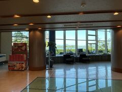エントランス入ってロビーラウンジ越しの琵琶湖の絶景。