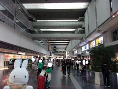 ということで、羽田空港の第１ターミナルに到着です。

マスクしていない方も見られました(・_・)。
マスクされている方もいらっしゃるので、お互いの安心のためという理由(になるのかなぁ？)で付けて旅することにしたいと思います。