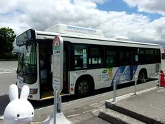 駅のバス停に戻ります。
士別市内循環のバスが来ました。

こちらはスケルトンボディのバス。
皆さんが街角でよく見かける路線バスもこのような形をしてると思います。
軽量化で窓も大きく角張っているのが特徴です。