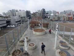 跨線歩道橋の途中には展望台もあり駅構内端を眺めることができた。