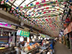 日曜日の朝からやっている店を探すのがソウルはなかなか大変。広蔵市場の店が一部開いているようだった。