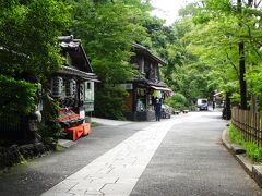 参道に出た。表参道を東に進み、再び山門、境内へ戻る。
土産物店やそば屋などは開店準備。
この参道のお店は１０時から営業する。