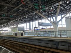 富山駅。特徴的な白い柱は、タテヤマスギを模したものなのだそう。

新幹線で帰ります。