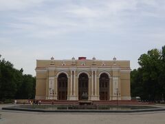 ナヴォイ・オペラ・バレエ劇場
1947年に完成したキャパ1500人の劇場です。ソ連軍の捕虜となった旧日本軍の兵士が建設に関わりました。
