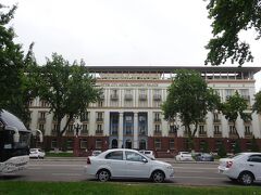 ナヴォイ劇場と向き合うように、ロッテシティホテル タシュケントパレスが建っています。1958年に建設され、ウズベキスタンの文化遺産に指定された建物です。