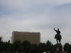 正面にティムール像とホテル ウズベキスタンが見えました。