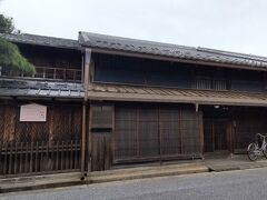 さすがに大きい家が多い。西川庄六邸。