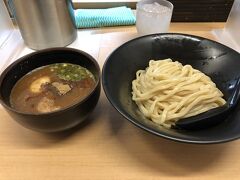 ホテルにチェックイン後に夕食に出かけました。
途中から味変させながら食べていたが、麺でスープが冷えてしまったのが残念。