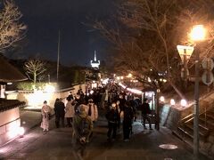 ねねの道まで来ると、道幅も広く高台寺公園もあることから混雑は解消され、マイペースで歩くことができました。