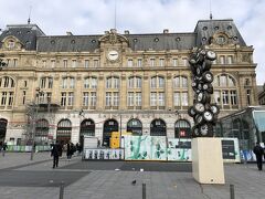 「サン=ラザール」駅前の時計のオブジェの写真。

フランスの彫刻家であるアルマン・フェルナンデス氏の作品です。

私は過去に2012年3月に「サン=ラザール」駅構内にオープンした
『サン・ラザール・ショッピング・センター』で迷子になり、
このオブジェに助けられました。

以前載せました↓

<ANAビジネスクラスで行くフランス ⑦ 高級パラスホテル
『ル・ブリストル』内にある3つ星レストラン【エピキュール】の
シェフのビストロへ♪パリの老舗百貨店『プランタン・オスマン本店』
『ギャラリー・ラファイエット・パリ・オスマン本店』にある
ショップ＆レストランのフロア案内、その裏側にオープンした
『パッサージュ・デュ・アーヴル』＆ショッピングモール
『サン・ラザール・パリ』のご紹介編>

http://4travel.jp/travelogue/11049433