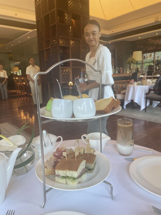 アフタヌーンティー<br />食べきれないよぉ～　マカロン美味