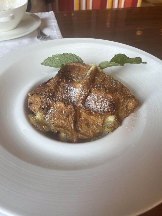 クロワッサン?にフルーツ挟んでワッフルみたいなプレス　アイスクリーム添え<br />日替わりデザート