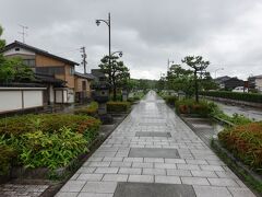 まず初めに駅の南側を歩き、瑞龍寺（ずいりゅうじ）に向かいます。駅を出たタイミングで雨が強まってきました。

八丁道