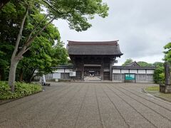 駅から10分ほど歩いて瑞龍寺に到着です。

総門（重要文化財）