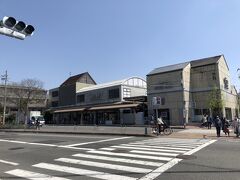 出町柳駅に来たのは初めて。
叡山電鉄の始発駅だからバカでかい駅ビルがあると想像していたが、意外とこじんまり。