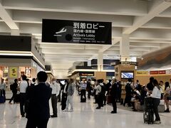 荷物を受け取り、熊本空港の到着ロビーに出てきました。
つくりはシンプルだけど、天井も高く、白と黒を基調にしたシックなデザイン。