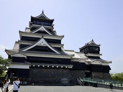 本丸御殿の「闇がり通路」を抜けると、目の前に現れた熊本城の天守閣！
漆黒の外壁がかっこいい！