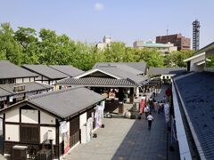 さて、熊本城見学の後は、熊本城のすぐ横にあるお土産屋や飲食店が軒を連ねた「桜の馬場　城彩苑」へ。
城下町の町並みが再現されています。