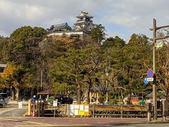 高知城公園
お城が見えてきました。前の公園で休憩します。

