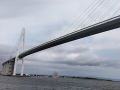 新湊大橋が海峡？を貫きます。