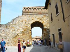 路地を行くと門（Porta San Matteo） があり、ここかなぁ～とくぐりました。
写真は入った側です。