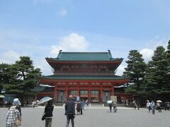 應天門(神門)・国の重要文化財。神社入り口の二層楼門で、勾欄を設けた丹塗の華麗な建造物。平安京朝堂院の正門、應天門の特徴を8分の5スケールで再現しています。