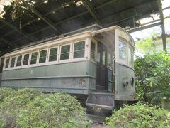 日本最古の電車(路面)・この路面電車は平安神宮の創建と同じ年に京都市内に敷設された日本で初めての電車です。その縁から、京都市より払い下げを受け、「日本最古の電車」として、この車体を保存しました。廃止になった年から神苑の一隅に展示されています。