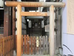 八坂神社 冠者殿社本殿・祭神は、素戔鳴尊(すさのおのみこと)の荒魂(あらみたま)
　
神の穏やかな側面を「和魂（にぎみたま）」、猛々しい側面を「荒魂」といって、和魂と荒魂は対をなすものです。因みに、神社では本社に和魂を祀り、荒魂は別に社殿を建て祀られることが多いようです。

八坂神社の境外摂社です。四条御旅所の西側に鎮座されています。

四条河原町バス亭で降りて阪急電車に乗りに行く途中に寄ってお参りしました。