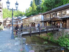 米沢から1時間半ほどで銀山温泉に到着。
旅館に荷物を置いて散策へ。
おお！見えてきましたねｗ