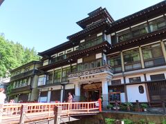 銀山温泉のアイコンといえばこちら「能登屋旅館」さん。
記念撮影しているC国と思しき方々もたくさん。