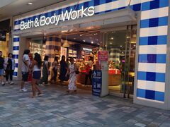 私が楽しみにしてたBath & Body Works(バスアンドボディーワークス)


夕ご飯の時間なのでフードコートへ。
元旦だからかもう閉まっちゃってるお店もちらほらあって悩む。