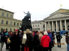 午後3時半
ミュンヘン市庁舎のあるマリエン広場にやって来ました。
自由散策の時間です。