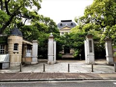 兵庫県公館正面
　近くのこちらに再び立ち寄ります。４月18日に相楽園のツツジの時以来です。
　