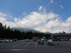 水ヶ塚公園駐車場からも富士山見えず。
宝永山もわからず、かろうじて二ツ塚が見えるくらい。