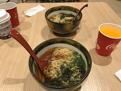 お腹いっぱいなくせにホテルの無料夜食の夜鳴きそば。蕎麦じゃなくてラーメンだけど。