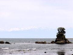 雨晴海岸
万葉集に「渋谿（しぶたに）」と詠まれた、日本の渚百選の一つにも選ばれており、富山湾越しに3000メートル級の立山連峰を望む。