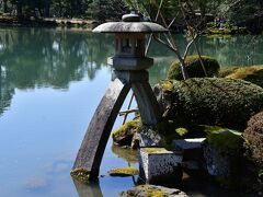 兼六園
徽軫灯籠。
兼六園のシンボル。
その為か、写真を撮りたがる者の順番待ちの行列が出来ていた。